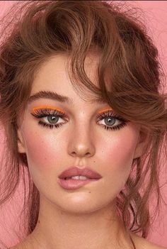 70s Makeup Look, Disco Makeup, Look Disco, Orange Eye Makeup, 70s Makeup, 80s Makeup, 70s Hair, Eye Makeup Looks, Bright Makeup