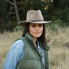 Though it takes its name from a famous town in the Montana Rockies, the Bozeman Outdoor Hat is built to shield you from the elements in style wherever you go. Handmade from 100% pure, high-quality wool, it has a fully-crushable construction that is designed to roll up, pack in a suitcase and pop back into its original shape as needed, making it ideal for travel. Naturally water-resistant and featuring a 3 ¼” brim, it offers optimal protection in all conditions. Its 4” pinch front crown is accent Pop Back, Outdoor Hat, Logo Pin, Leather Hat, Men’s Boots, Casual Bottoms, Denim Boots, Wide Trousers, Outdoor Hats