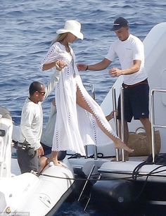 Boat Outfit Women Summer, Boat Day Outfit Summer, Yacht Outfit Women Classy, Boat Outfit Women, Boating Outfit Women, Boat Outfits, Boat Day Outfit, Elle Mcpherson, Boat Outfit