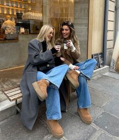 Linked in bio 💗 #uggs #uggbootsforwomen #boots #fall #outfits Beginning Of Fall Outfit, Chocolate Uggs Outfit, Botas Ugg Outfit, Uggs Outfits, Nyc Winter Outfits, Outfits Nyc, Outfits New York, New York Outfit, Ny Outfits