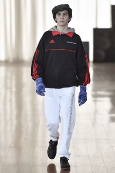 Gosha Rubchinskiy Fall 2017 Menswear Collection Photos - Vogue The Clique, Football Fashion, Street Style Grunge, Monochrome Fashion, Adidas Football, Fall 2017, Fashion 2017