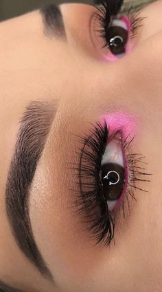 Hoco Makeup Ideas Pink, Makeup Homecoming Ideas, Pink Baddie Makeup Looks, Bling Eye Makeup Rhinestones, Pink Simple Makeup Looks, Pink Black Eye Makeup, Smoky Pink Eye Makeup, Black And Pink Makeup Looks, Pink Shadow Makeup