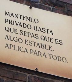 a sign on the side of a brick building that says, manenteno privado hasta que sepass ques es algo estable aplicable apiicada para too