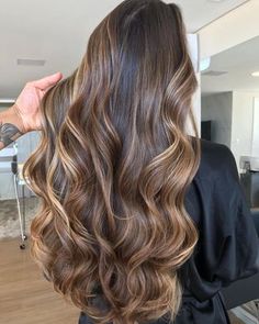 Illuminated Brunette : découvrez cette technique de balayage ! Balyage Long Hair, Balayage Long Hair, Balayage Brunette, Hair Color Balayage, Hair Inspiration Color