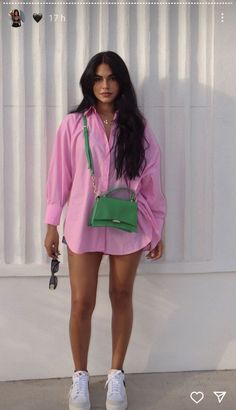 Como Montar Looks Usando Camisa de um Jeito MEGA Fashionista Mode Zara, Color Blocking Outfits, Foto Tips, Looks Street Style, Mode Inspo, Summer Fashion Outfits, Looks Style, Pink Shirt