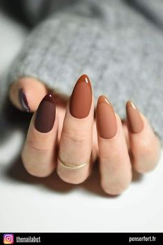 Les ongles en forme d’amande, ornés de différents tons de brun mat et de pointes brillantes assorties, offrent un mélange harmonieux de sophistication et d’allure. La forme gracieuse de l’amande allonge les doigts et rehausse l’élégance de la manucure. Uñas Old Money, Ongles Beiges, Money Nails, Brown Nail, Her Nails, Thanksgiving Nails, Neutral Nails, Autumn Nails