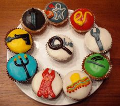 cupcakes are arranged in the shape of doctor who? s on a plate