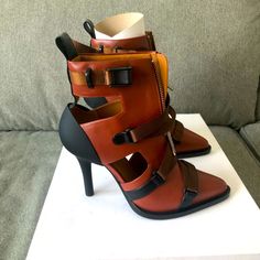 These Chloe Chc18w06791 Brown Heel Boots And Super Sexy! Brown Heel Boots, Brown Heeled Boots, Chloe Shoes, Shoes Pumps, Heel Boots, Shoes Women Heels, Heeled Boots, Black And Brown, Chloe