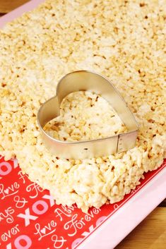 How to Make Rice Krispie Valentine Hearts - Lifestyle with Leah Rice Krispie Treats Original Recipe, Easy Valentines Day Treats, Heart Desserts, Valentines Recipes Desserts, Angel Food Cake Mix Recipes, Soft Chocolate Chip Cookies, Dessert For Two