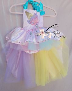 Pastel Melted Ice Cream High-low-Strampler in Pastellfarben Das perfekte Outfit für jede kleine Prinzessin. Dieses magische Stück ist inspiriert von Eiscreme, Streuseln und Candy Land-Themen, Mit magischen Pastellfarben und einem Wunderschönen High-Low-Doppelrock. Kundenspezifische Farben willkommen zu jedem Thema passen. * kann auf Wunsch mit unserer charakteristischen kreuz und quer verlaufenden Spitze gefertigt werden, bitte bei der Bestellung eine Notiz hinterlassen * Nicht enthaltenes Zubeh Donut Outfit, Ice Cream Dress, Melted Ice Cream, Candy Land Theme, Baby Outfit, Baby Outfits, Candy Land, Cream Dress