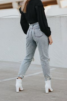 High Rise Relaxed Fit Winter Jeans, Winter Denim Jeans With Tapered Leg, Winter Denim Tapered Leg Jeans, Casual Ripped Jeans For Winter, Relaxed Fit High Waist Jeans For Winter, Spring Mom Fit Cropped Jeans With Frayed Hem, Spring Cropped Mom Jeans With Frayed Hem, Winter Distressed Straight Leg Bottoms, Winter Straight Leg Distressed Bottoms