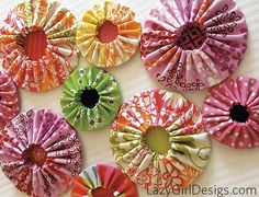 several colorful hair bows are arranged in a circle on a white tablecloth with the words, yoyo cutie pins