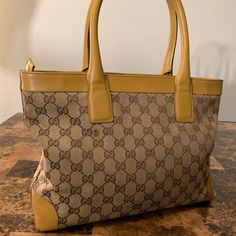 Women’s Gucci Brown Handbag In Excellent Condition Gucci Marmont Small, Gucci Gg Bag, Small Canvas Bags, Supreme Bag, Gucci Horsebit, Brown Handbag, Mini Shoulder Bag, Gucci Black, Small Shoulder Bag