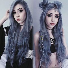 Casi siempre la veo con el pelo gris y a mi me inspira a esa chica buena que por alguna razon (hablo de novela fantastica) luego se convierte en malvada Half Purple Hair, Silver Black Hair, Hair Color Pastel, Gothic Beauty, Emo Scene, Instagram Ideas