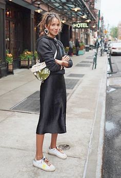 Midi Skirt Outfit, Skirt And Sneakers, Cooler Look, Outfit Trends, All Black Outfit, Looks Chic