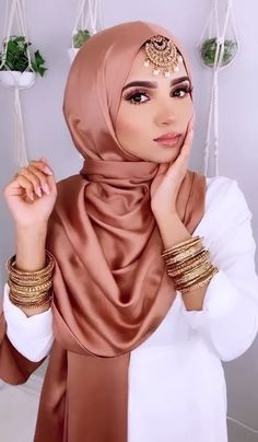 Shawl Wrapping Styles Muslim For Wedding, Hijab With Mangtika, Hijab Jewelry, Black Hijab, Simple Hijab, Arabian Dress, Stylish Hijab