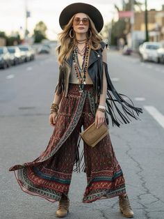 15 Rockstar Outfit Ideas That Will Make You Feel Like a Total Badass 6 Rocker Boho Style, Bohemian Rock Style, Rockstar Outfit Ideas, Rocker Girl Aesthetic, Rockstar Hairstyles, 70s Rockstar, Thrift Inspiration, Spiritual Witch, Concert Vibes