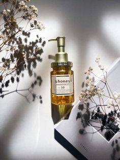 393 likes, 54 comments - azlureglow on August 21, 2023: "A hydrating Japanese hair oil that is made with a luxurious blend of honey (manuka from New Zealand 🇳🇿, Acacia from Hungary 🇭🇺 & raw honey...". Honey Hair Oil, Japanese Hair Care, Glowing Skin Skincare, Skincare Must Haves, Skincare Blogger, Japanese Hair, Honey Hair, Hydrated Skin