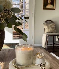 Moody Coffee Table Decor, Bedroom Ideas Baddie, Refresh Home, Baddie Bedroom Ideas, Flat Inspiration, Living Room Refresh, Coffee Table Candles, Living Room Candles, Apartment Decorating Living