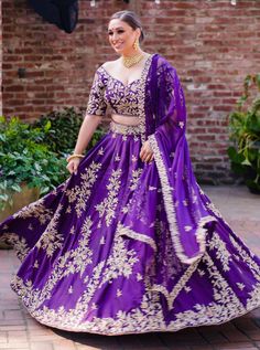 Royal Purple Lehenga, Purple Lehenga Jewellery Ideas, Purple And Gold Lehenga, Mid Size Indian Outfits, Purple Colour Lehenga, Lavender Colour Lehenga, Purple Wedding Lehenga, Purple Bridal Lehenga, Blue Wedding Lehenga