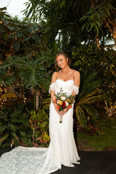 A Picture Of A Bride Holding A Bouquet Of Flowers. Rustic Bridal Bouquet Fall, Greenery Wedding Ceremony, Fall Color Palettes, Rustic Bridal Bouquet, Bridal Bouquet Ideas, Bridal Bouquet Fall, Fall Flower, Rustic Wedding Flowers