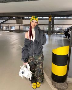 streetwear streetstyle fashion outfit fitpic cyber y2k oversized cargopants meaculpa beanie camouflage cargo jordan4 balenciaga neo cagole xs yellow outfit redhead redhair zipper oversized hoodie Streetwear Club Outfit, Baddie Outfits Winter, Insta Baddie Outfits, Streetwear Girl, Streetwear Fits, Causal Outfits, Cute Lazy Day Outfits, Girl Fits, Cute Comfy Outfits