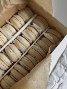 Vanilla macaroons Desain Pantry, Cream Aesthetic, Vanilla Latte, Think Food, French Vanilla, Food Obsession, Macaroons, Pretty Food, Cute Food