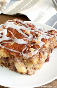 Skip hot oatmeal and have oatmeal cake instead—you don’t want to miss this oatmeal apple breakfast bakeIt's perfect for the holidays or just because. Apple Breakfast Recipes, Apple Bake, Oatmeal Apple, Baked Apple Recipes, Apple Breakfast, Baked Breakfast Recipes, Oatmeal Cake, Everyday Dishes