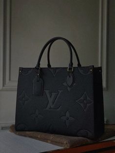 #luxury #bag #versace #aesthetic Black Louis Vuitton Bag, Tas Lv, Sac Louis Vuitton, Trendy Purses, Black Louis Vuitton, Luxury Bags Collection, Girly Bags, Luxury Purses, Fancy Bags