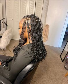 Medium Knotless Bob With Curls, Long Boho Bob Knotless Braids, Shirt Boho Knotless Braids, Shoulder Length Knotless, Medium Short Bohemian Knotless Braids, Small Short Boho Knotless Braids, Long Boho Bob, Medium Boho Knotless Braids Bob, Short Notlessbox Braids With Curls