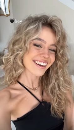 Layered Blonde Wavy Hair, Blonde Curly Curtain Bangs, Medium Blonde Curly Hair, Medium Length Blonde Wavy Hair, Wavy Curly Blonde Hair, 2b Curtain Bangs, Curly Blonde Bangs, Medium Length Blonde Curly Hair, Curly Blonde Hair With Bangs