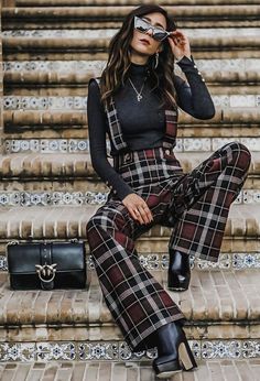 Fall Plaid Pants Outfit, Jumpsuit Layering Outfit, Suspenders Outfit Women, Plaid Outfits For Women, Primavera Outfit, 10 Winter Outfits, Plaid Pants Outfit, Best Fall Outfits, Tartan Clothing