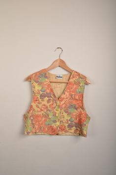 "vintage 90s flower spencer in great vintage condition. Size: 42 (see measurements) Measurements: - Chest(armpit to armpit: 47m(18.5\") - Length from the backside(Center bottom of the collar to center bottom of the garment): 42cm(16.5\") - Shoulder to shoulder: 34cm(13.3\") NOTE: Due to the age, clothing/items can shrink or it may be that the sizing from that time the item was made in, is not the same as the sizing in modern clothing and current sizes. Make sure you check our measurements first Retro V-neck Vest For Spring, Spring Floral Print V-neck Vest, Bohemian Floral Print Spring Vest, Vintage V-neck Vest For Spring, 90s Style Spring Vest, Retro V-neck Spring Vest, Spring V-neck Retro Vest, 90s Style Sleeveless Vest For Spring, Vintage Cotton Vest For Spring