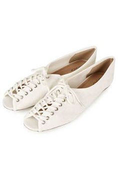 White Shoes Lady Style, Topshop Outfit, Closet Fashion, Shoe Obsession, Perfect Shoes, White Shoes, Well Dressed, Types Of Fashion Styles, Flat Shoes