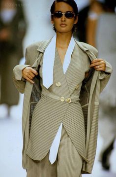 Dior 80s Runway, Dior Suits For Women, 80s Fashion Runway, Dior 90s Runway, Dior Runway 90s, Runway Suits, 90s Fashion Runway, Dior Runway