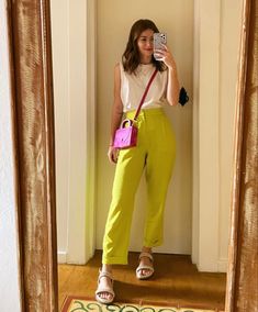 Bright Pants Outfit, Green Trousers Outfit, Warm Spring Outfits, Lemon Pants, Gala Outfit, Looks Jeans