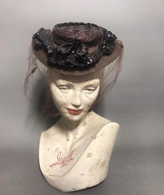 A rather fab 1940s tilt hat with a wonderful long veil. The wired brim is covered with a jersey type fabric and there is a mesh frill on the br with raffia border. The crown is covered in raffia. The hat doesn’t have a label. Due to design this is a one size fits all hat and there is an elastic to hold it in place. 1950s Prom Dress, 50s Outfits, Feather Fan, Long Veil, Ostrich Feathers, Hats Vintage, The Crown, No Frills, One Size Fits All