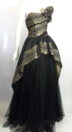 1940s black and gold embroidered strapless gown, Dorothea's Closet Vintage Vintage Dress 40s, Vintage Clothes 1940s, Vintage Evening Gowns, 40s Dress, Fashion 1940s, Dresses 40s, Gown Vintage, 40s Fashion, Vintage Gowns