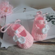 Baby shoes cotton crochet <3. First newborn shoes - Hand-picked by Surfersandyogis These adorable little knitted "shoes" looks cute and comfy on your little one. Available in many colors Knitted Shoes, Newborn Shoes, Knit Shoes, Crochet Baby Shoes, Grey Shoes, Cotton Crochet, Shoes Booties, Handmade Shoes, Creating Art