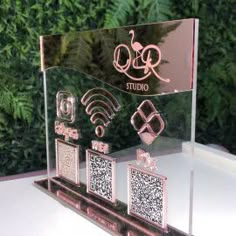 Este Display é feito em acrílico transparente com o famoso acrílico espelhado, os ícones podem ser trocados para adaptar a necessidade da sua empresa .
O Ateliê Sweet World pensa em tudo para otimizar a vida de Empreendedoras , desde identidade visual a letreiros, capachos e agora está novidade 😍 Launch Event Ideas, Nail Salon Interior, Beauty Room Salon, Esthetician Room Decor, Beauty Salon Furniture, Cute Owls Wallpaper, Salon Suites Decor, Sign Board Design, Nail Salon Decor