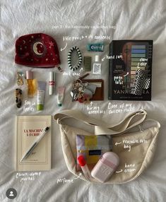 Mochila Edc, Solo Date, What's In My Purse, Girl Walk, Iconic Outfits, What's In My Bag