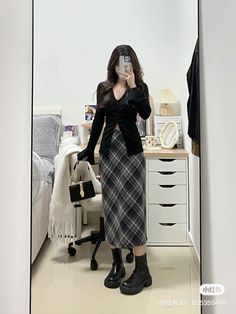 Tweet Skirt Outfit, Fall Long Skirt Outfits With Boots, Semi Formal Outfits For Women Skirt, Businesscore Women, Outfit With Midi Skirt, Winter Outfits With Skirts Long, Maxi Skirt Outfit Formal, Long Skirt And Cardigan Outfit, Medium Skirt Outfits