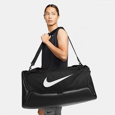 Nike Duffel Bag, Nike Duffle Bag, Nike Noir, Sport Nike, Nike Bags, Training Bags, Gym Essentials, Training Gear, Bags Aesthetic