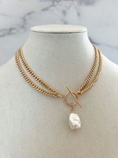 Gold Pearl Necklace Baroque Pearl Necklace Curb Chain Necklace - Etsy How To Style Pearl Necklace, Chain Pearl Necklace, Diy Pearl Necklace, Large Pearl Necklace, Toggle Clasp Necklace, Pearl Charm Necklace, Pearl Jewelry Design, Pearl Accessories, Pearls Diy