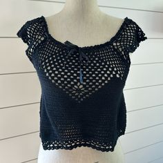 This Brand New Crochet Knit Black Top Is Seriously Cute! It Features A Scallop Trimmed Neckline And An Open Weave Design On The Shoulders And Hem. Unlined Fabric Content: 100% Cotton Sweater Knit Offers Stretch Size S Black Open Knit Crop Top For Spring, Chic Black Crochet Lace Top, Black Short Sleeve Knit Top For Summer, Chic Black Top With Crochet Lace, Black Crochet Lace Crop Top For Summer, Black Open Knit Crop Top For Summer, Black Open Knit Casual Crop Top, Casual Black Open Knit Crop Top, Casual Black Knit Top For Beach