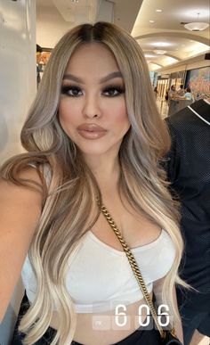 Blond Hair Ideas With Bangs, Hair Colors With Extensions, Blonde Balayage On Mexican, Blonde Highlights Dark Roots Balayage, Bright Blonde Highlights With Money Piece, Latina Hair Dye Ideas, Blonde Hair Mexican, Ombre Hair Color Brown To Blonde, Blonde Hair For Tan Skin Tone