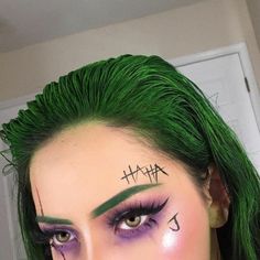 Fun Make Up Looks Halloween, Halloween Costumes Green Hair, Joker Eyeshadow, Halloween Costumes Joker Women, Easy Halloween Make Up Look, Glam Halloween Costume, Makeup Costume Ideas, Joker Costume Girl, Purple Halloween Costumes