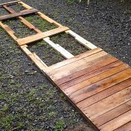 a wooden ramp sitting on top of a lush green field