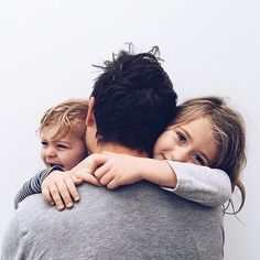 http://weheartit.com/entry/231830843 Family Photoshoot Poses, Family Portrait Poses, Family Picture Poses, Family Photo Pose, Foto Baby, Family Posing, Shooting Photo, Cute Family, Family Goals