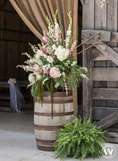 March Wedding Decorations Reception Ideas, Southern Chic Wedding Ideas, Diy Barn Wedding Decorations, Elegant Barn Wedding Decor, Spring Barn Wedding Colors, Barn Wedding Ideas On A Budget, Barn Dance Decorations, Elegant Barn Wedding Reception, Small Barn Wedding